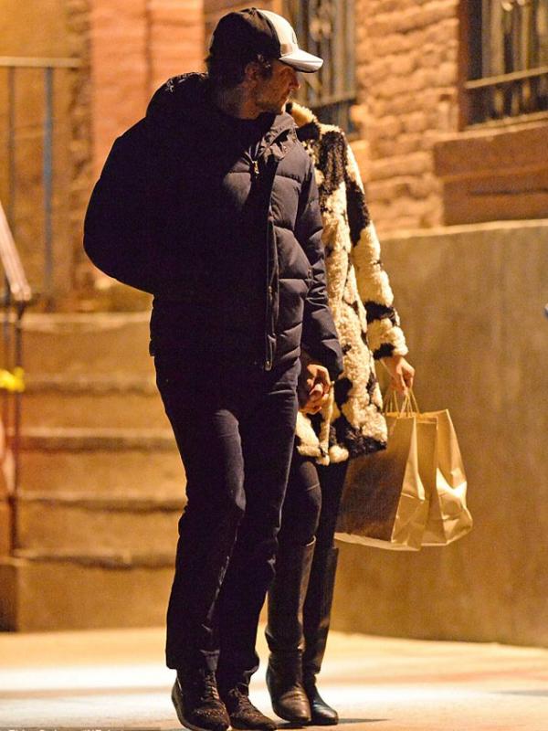 Bradley Cooper dan Irina Shayk (via dailymail.co.uk)