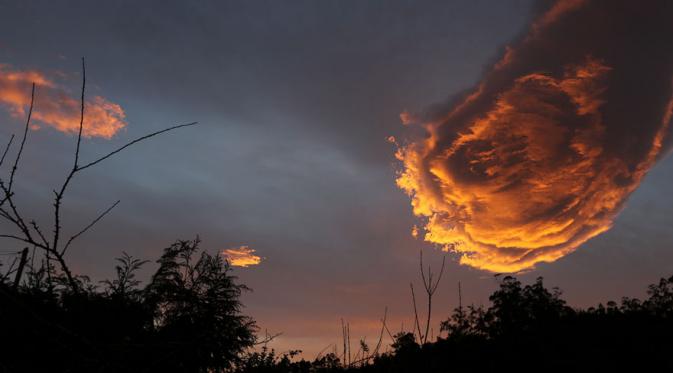 'Tangan Tuhan' terlihat di langit Portugal, Senin (25/1). (Rogerio Pacheco)
