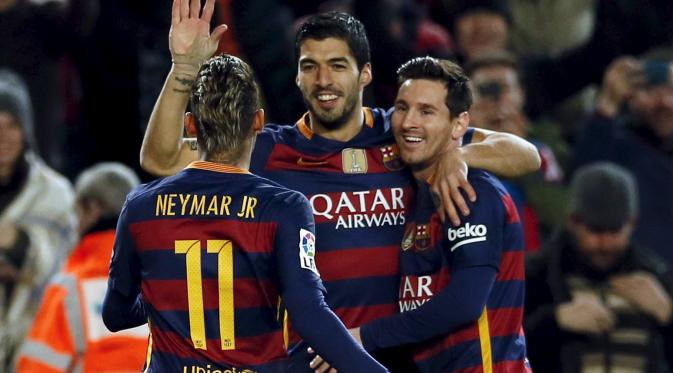Striker Barcelona Luis Suarez merayakan golnya ke gawang Valencia bersama Lionel Messi dan Neymar pada leg pertama semifinal Copa del Rey 2015-16 di Camp Nou, Kamis (4/2/2016). (Liputan6.com/REUTERS/Albert Gea)