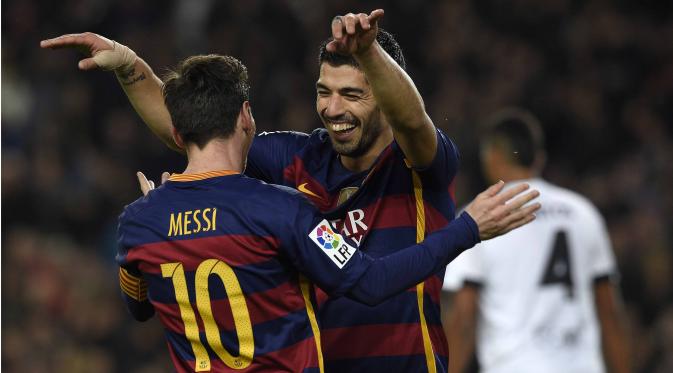 Luis Suarez (kanan) merayakan gol bersama Lionel Messi pada leg pertama semifinal  Copa del Rey (King's Cup) di Stadion Camp Nou, Barcelona, Kamis (4/2/2016) dini hari WIB.  (AFP/Lluis Gene)