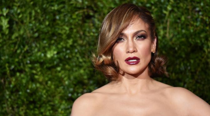 Siapa sangka penyanyi Jennifer Lopez sudah menginjak usia 46 tahun. Bahkan sebuah survei oleh Nutrisystem Diet Index membuktikan sebagian besar wanita Amerika menginginkan kaki jenjang dan bokong berisi J-Lo. (Mike COPPOLA/GETTY IMAGES NORTH AMERICA/AFP)