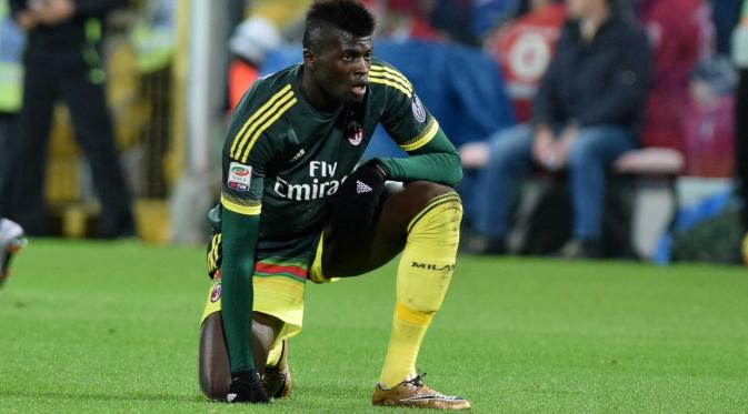 Pemain AC Milan, Mbaye Niang menjadi salah satu pencetak gol bagi AC Milan saat bersua  Palermo pada lanjutan Serie A Liga Italia di Stadion Renzo Barbera, Palermo, Kamis (4/2/2016) dini hari WIB. (AFP/Giovanni Isolino)