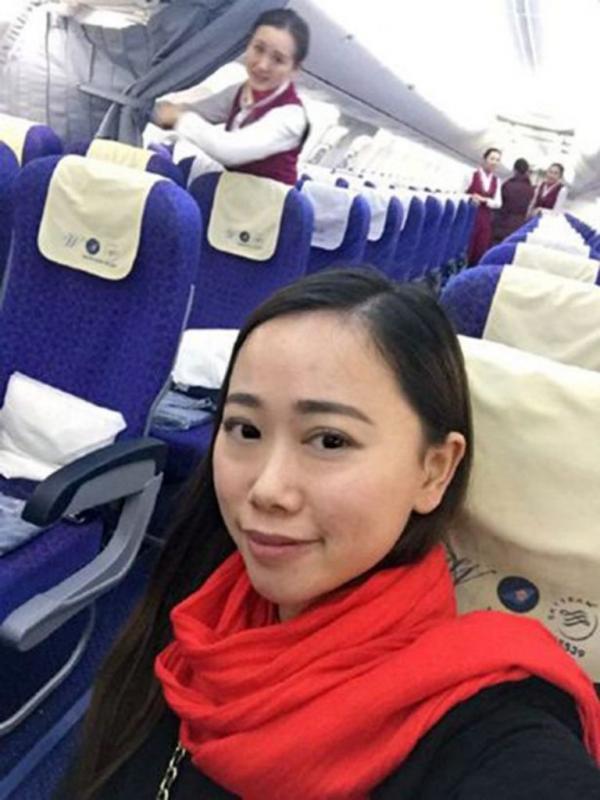 Zhang, perempuan beruntung yang menjadi satu-satunya penumpang di pesawat komersil di Cina. (Via: mirror.co.uk)