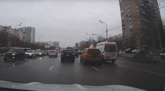 Pengemudi taksi di Rusia tidak terima saat jalurnya dipotong oleh ambulans 
