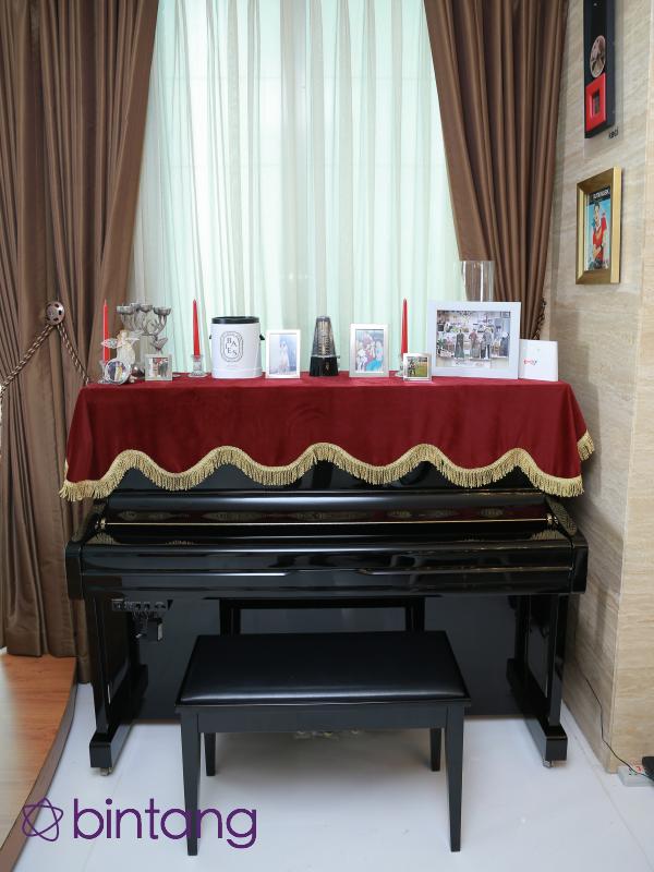 Piano di ruang keluarga Indah Dewi Pertiwi. (Galih W. Satria/Bintang.com)