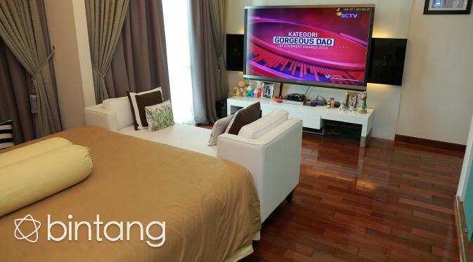 Televisi di kamar tidur Indah Dewi Pertiwi. (Galih W. Satria/Bintang.com)