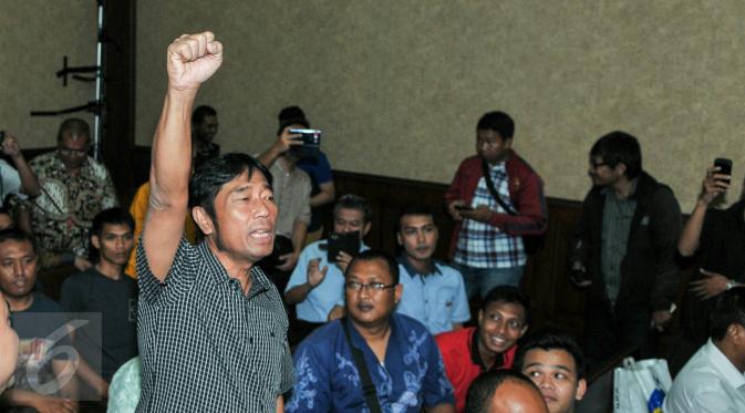 Haji Lulung mengepalkan tangannya saat menghadiri persidangan di Pengadilan Tipikor, Jakarta, Kamis (4/2/2016). Kehadirannya untuk melihat langsung Ahok bersaksi di kasus dugaan korupsi pengadaan UPS. (Liputan6.com/Yoppy Renato)