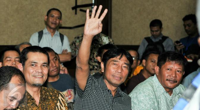Haji Lulung melambaikan tangannya saat menghadiri persidangan kasus UPS di Pengadilan Tipikor, Jakarta, Kamis (4/2/2016). Lulung mengaku senang, Ahok mau hadir memberikan kesaksian untuk terdakwa Alex Usman . (Liputan6.com/Yoppy Renato)