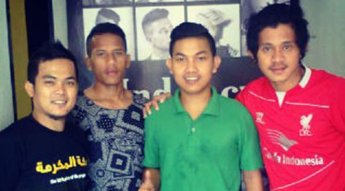 Gelandang jangkar Mitra Kukar, Rizky Pellu, doyan mampir untuk bercukur rambut di Abi Barbershop di Kota Bandung. (Bola.com/Permana Kusumadijaya) 