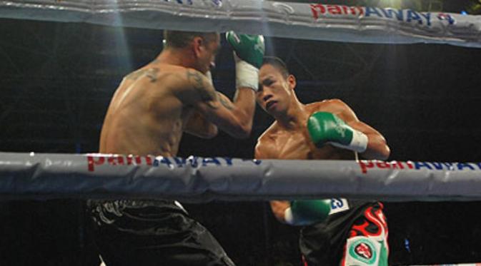 Daud Yordan saat bertarung melawan Frankie Archuleta di Australia, pada 30 November 2011. (smh.com.au)