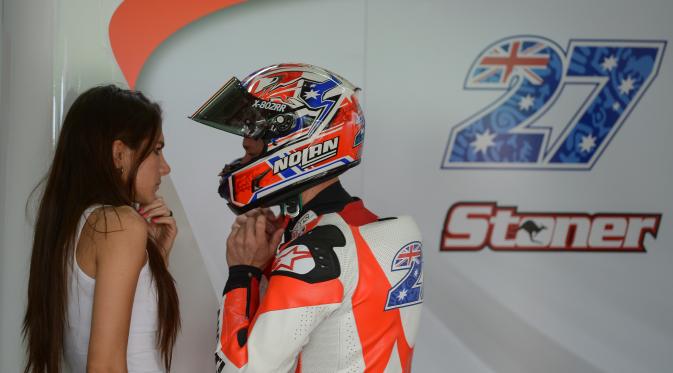 Casey Stoner dan istrinya, Adriana Tuchyna. (MOHD RASFAN / AFP)