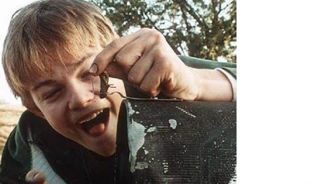 Leonardo DiCaprio saat berperan sebagai pemuda dengan keterbelakangan mental bernama Arnie di film Who's Eating Gilbert Grape