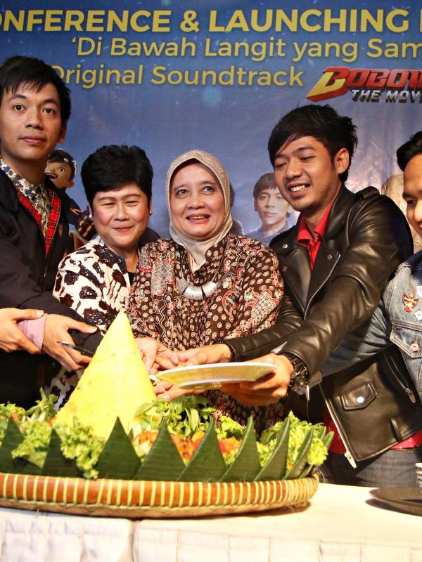 Grup band d'Masiv potong tumpeng dalam acara launching lagu berjudul 'Di Bawah Langit yang Sama' di Jakarta, Jumat (5/2). Lagu tersebut menjadi OST film 'BoBoiBoy The Movie' serta akan dimuat dalam album kelima mereka. (Liputan6.com/Immanuel Antonius)