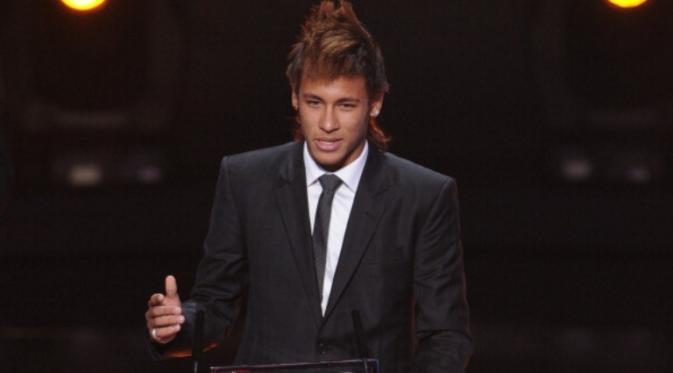 Neymar menerima penghargaan FIFA Puskas Award 2011. (AFP/Franck Fife)