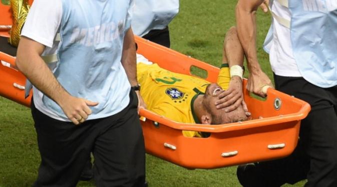 Neymar mengalami cedera parah saat membela Brasil melawan Kolombia pada babak perempat final Piala Dunia 2014, 4 Juli 2014. (AFP/Odd Andersen)