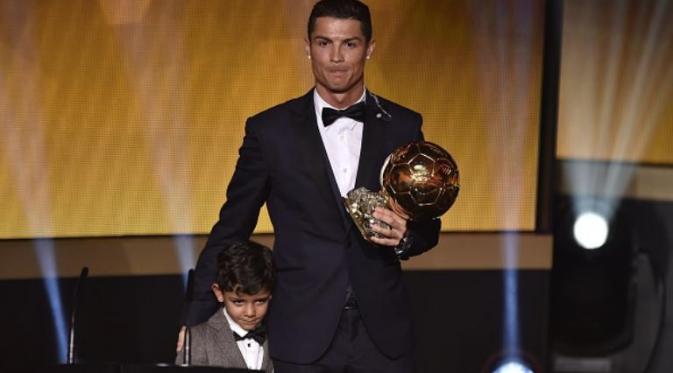 Cristiano Ronaldo meraih penghargaan FIFA Ballon d'Or 2014. (AFP/Fabrice Coffrini)