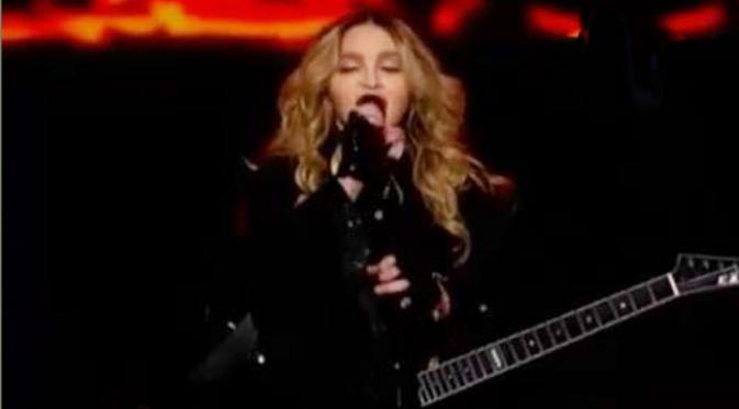 Sejumlah pelajar luka-luka dan meringis kesakitan setelah terjatuh dari jembatan, hingga Madonna mengawali tur album terbarunya dari Taipei.