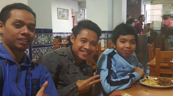 Evan Dimas dan Fuguh makan bersama WNI setelah melakukan ibadah salat Jumat di Masjid Tariq bin Ziyad, Barcelona. (Bola.com/Fahmi Vivaldi)