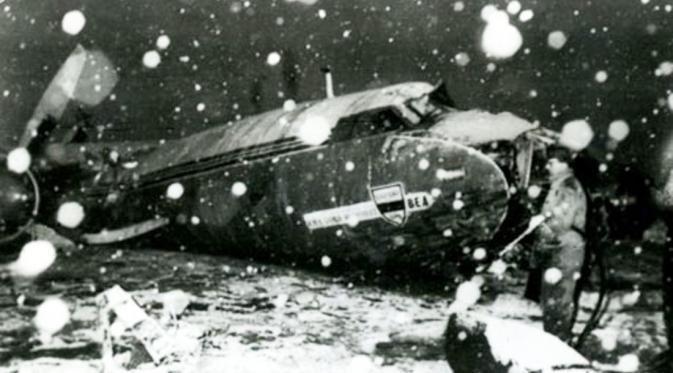 Pesawat BEA yang mengangkut rombongan pemain MU jatuh di Bandara Riem, Munich, Jerman. (www.theguardian.com)