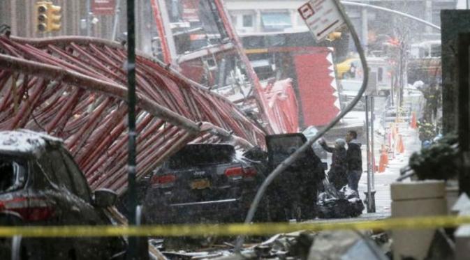 Crane besar jatuh di kota New York, Amerika Serikat (Reuters)