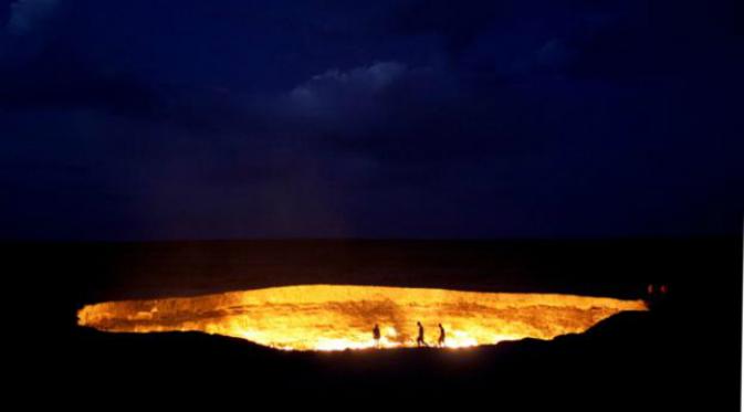 Kawah raksasa di Gurun Karakum, Turkmenistan itu nyata, bukan akibat serangan mahluk luar angkasa ke bumi. Kawah itu terbentuk akibat kesalahan para geolog. (BBC.com)