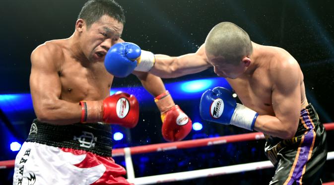 Daud Yordan bertarung dengan agresif sejak ronde pertama (GOH CHAI HIN / AFP)