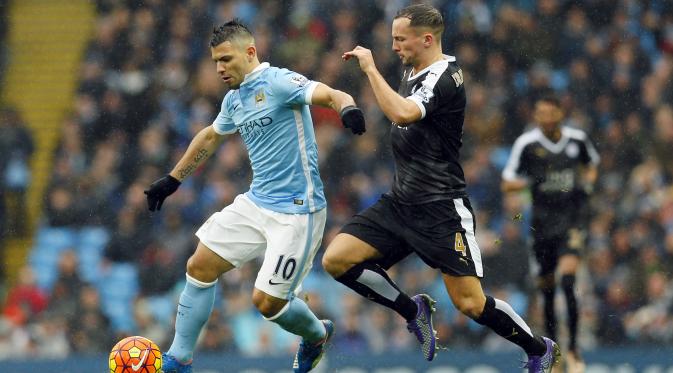 Striker Manchester City, Sergio Aguero berduel melawan bek Leicester City. (Action Images via Reuters / Jason Cairnduff)