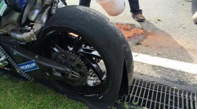 Kondisi ban Michelin di motor Loris Baz seusai kecelakaan parah saat tes pramusim di Sirkuit Sepang, Malaysia, Selasa (2/2016). (Mundo Deportivo)