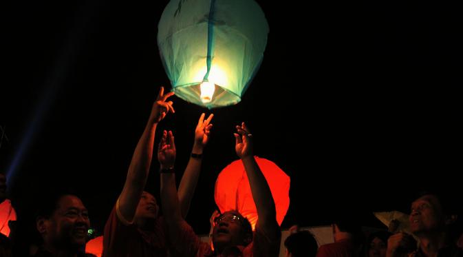 Pelepasan lampion terbang di Solo Imlek Festival. (Liputan6.com/Reza Kuncoro)
