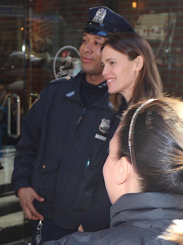 Jennifer Garner foto dengan polisi. (via etonline.com)