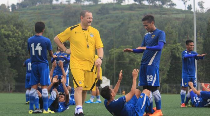 Pelatih baru Persib Bandung, Dejan Antonic sedang memimpin latihan anak asuhnya. (Bola.com/Bagas Rahadyan)