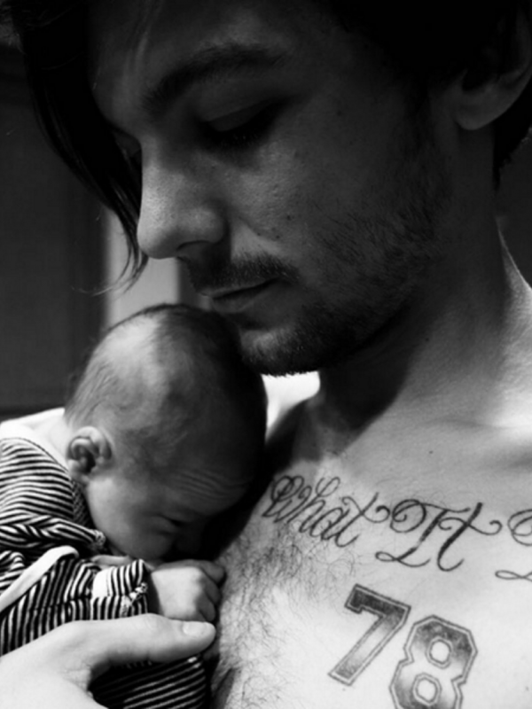 Louis Tomlinson tengah menggendong anaknya yang dilahirkan dari seorang wanita bernama Briana Jungwirth (Intagram)