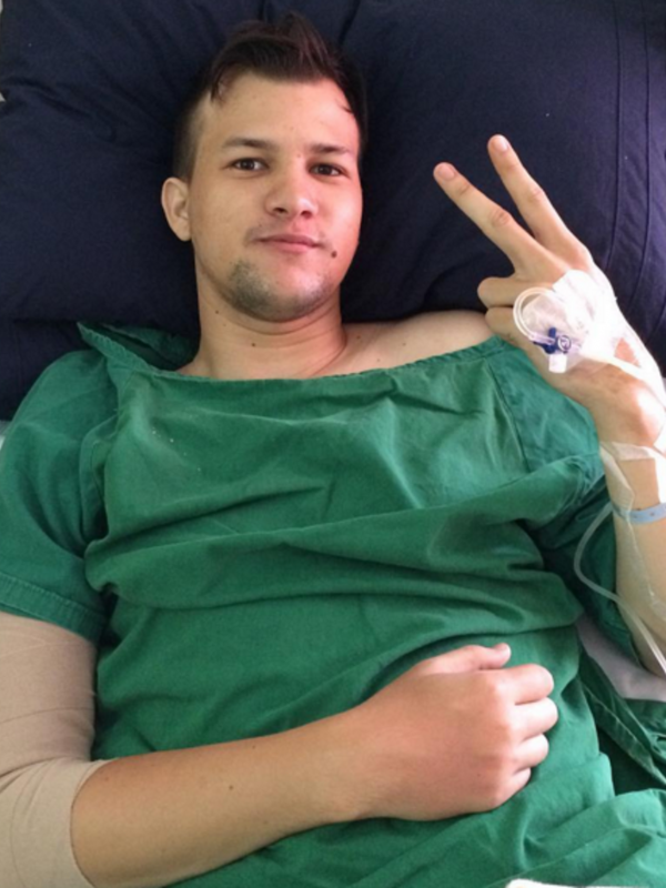 Stuart Collin tengah tergeletak di atas tempat tidur, dengan jarum infus yang tertancap di tangan kirinya