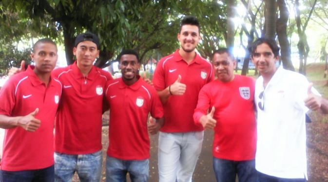 Pelatih anyar PSM Makassar, Luciano Leandro berfoto bersama tiga pemain anyar asal Brasil setelah tiba di Makassar, Minggu (7/2/2016). (Bola.com/Ahmad Latando)
