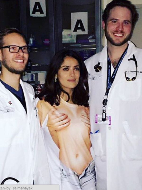 Salma Hayek saat berpose bersama dua orang dokter yang merawatnya saat cedera di lokasi syuting (Instagram)