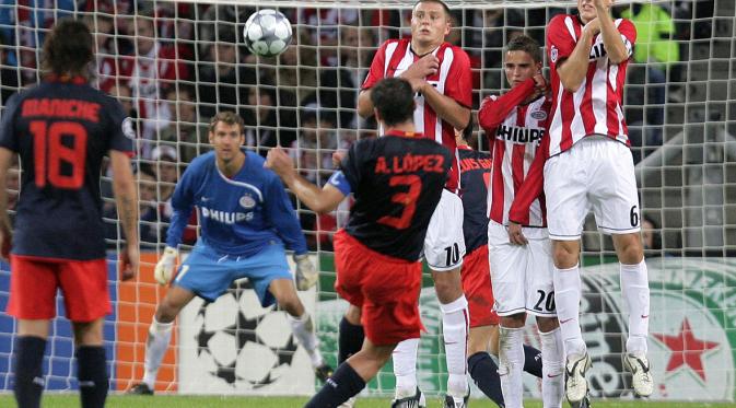 Kiper PSV Eindhoven, Andreas Isaksson (dua dari kiri) menunjukkan kewaspadaan saat bek Atletico Madrid, Antonio Lopez (nomor 3) melakukan tendangan bebas, saat pertemuan kedua tim di Stadion Vicente Calderon pada Liga Champions 2008-2009. Kedua tim bakal 