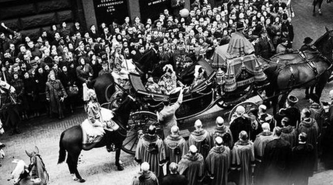 Ratu Inggris Elizabeth II menaiki kereta kencana. (www.bbc.co.uk)