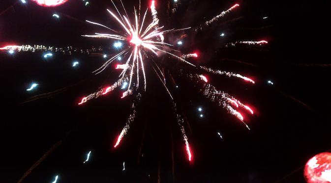 Pesta kembang api menyambut malam Tahun Baru Imlek di Batam. (Liputan6.com/Ajang Nurdin)