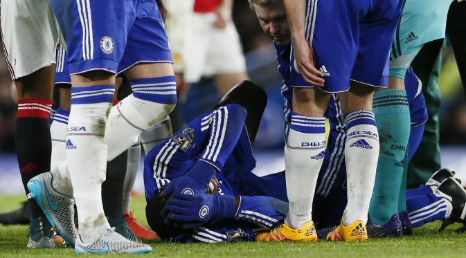 Bek Chelsea, Kurt Zouma mengerang kesakitan usai mengalami cedera saat timnya bertemu Manchester United dalam lanjutan Liga Inggris, dini hari tadi, Senin  (8/2/2016).