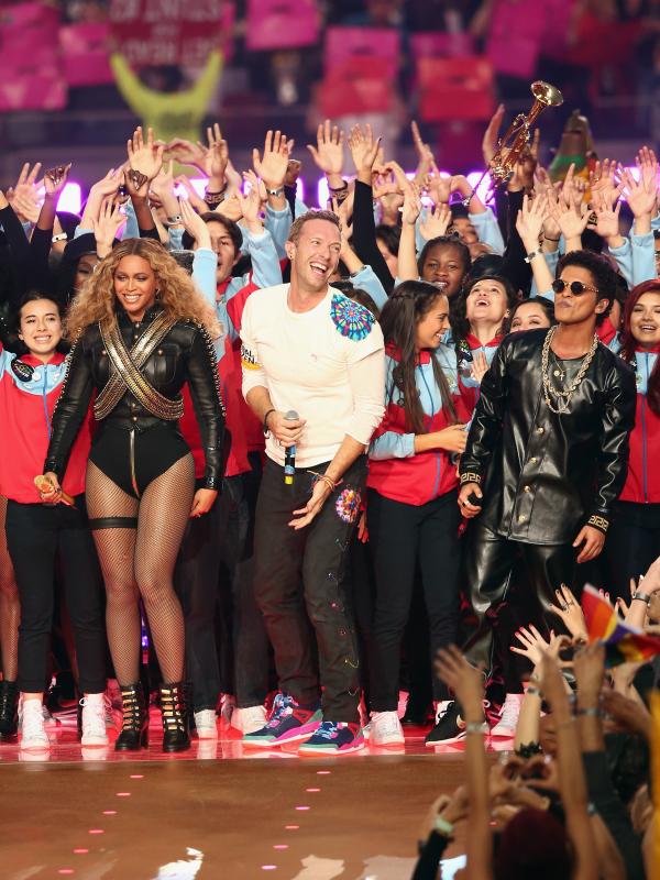 Beyonce, Chris Martin dari Coldplay dan Bruno Mars tampil pada halftime show Super Bowl 50 yang dihelat di Levi’s Stadium di Santa Clara, California, membuat semangat penonton pertandingan semakin membara, Minggu (7/2). (Christopher Polk/Getty Images/AFP)