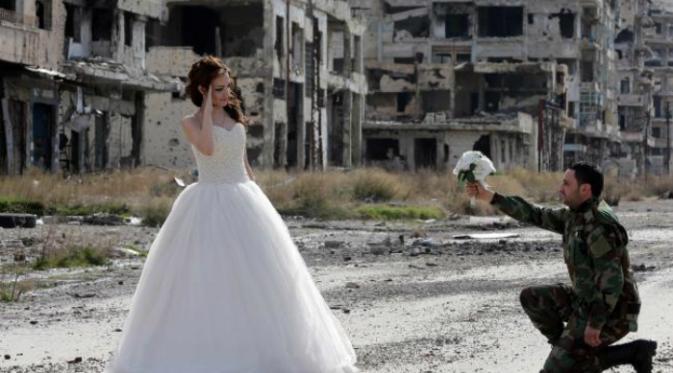 Meski dibayang-bayangi kematian, pasangan pengantin baru ini untuk menunjukkan cinta mereka pada kampung halamannya.