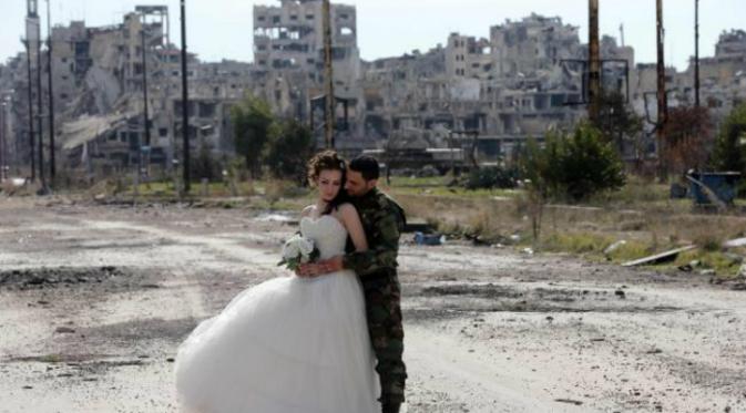  Sementara si pengantin pria sangat gagah dengan seragam tentaranya. Sang pria diketahui memang tentara Suriah.(News.com.au)