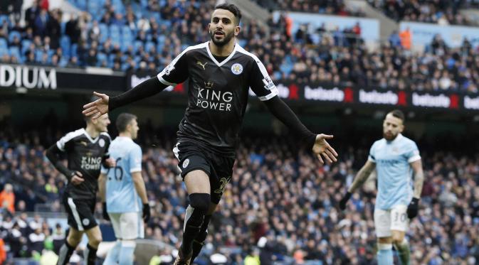 Riyad Mahrez saat mencetak gol ke gawang Manchester City. Pemain Aljazair ini jadi figur penting kesuksesan Leicester di musim ini.