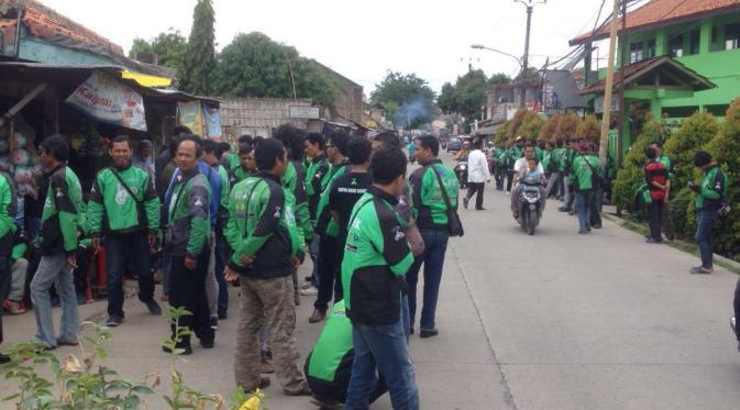 Ratusan driver Go-Jek mendatangi rumah duka rekan mereka yang menjadi korban kecelakaan maut di Jalan Daan Mogot (Liputan6.com/Pramita Tristiawati)