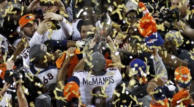  Denver Broncos keluar sebagai juara usai memenangkan Super Bowl 50 di Santa Clara. Di partai puncak, Denver mengalahkan Carolina Panthers dengan skor 24-10. (Reuters)
