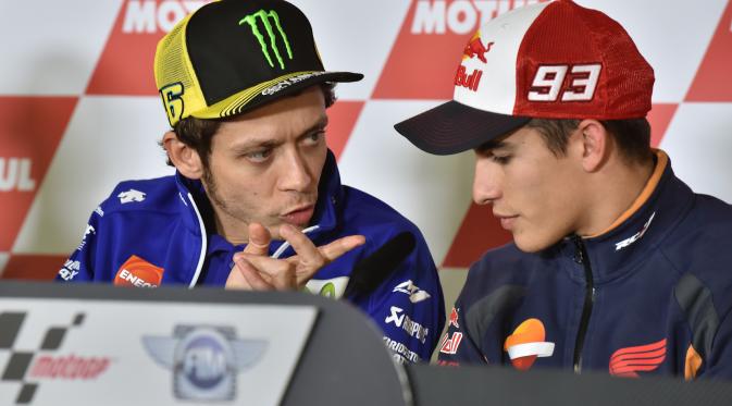  Valentino Rossi (kiri) dan Marc Marquez (AFP/Kazuhiro Nogi)