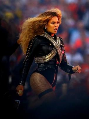 Beyonce saat tampil di Super Bowl (The Washington Post)