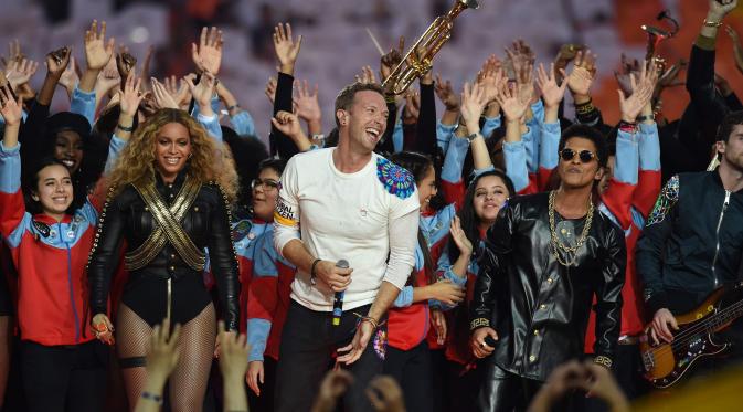 Coldplay, Beyonce dan Bruno Mars saat tampil dalam Super Bowl (The Guardian)