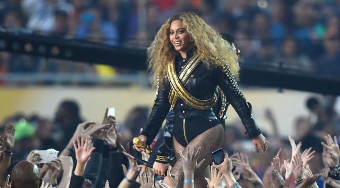 Beyonce tampil pada halftime show Super Bowl 50 yang dihelat di Levi’s Stadium di Santa Clara, California, Minggu (7/2). (Robert Hanashiro-USA TODAY Sports)