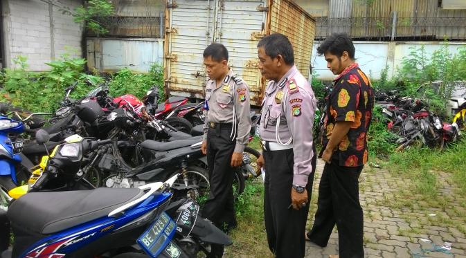 Pengemudi Fortuner yang menabrak sepeda motor dan menewaskan 4 orang, Riki Agung Prasetio (kanan), saat melihat kondisi motor korban. (Liputan6.com/Ahmad Romadoni)